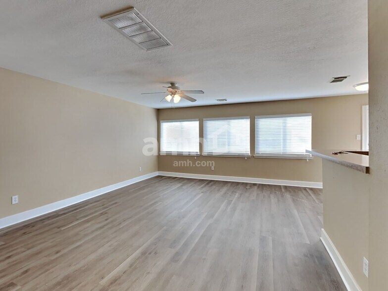 Building Photo - 802 Dragonfly Dr