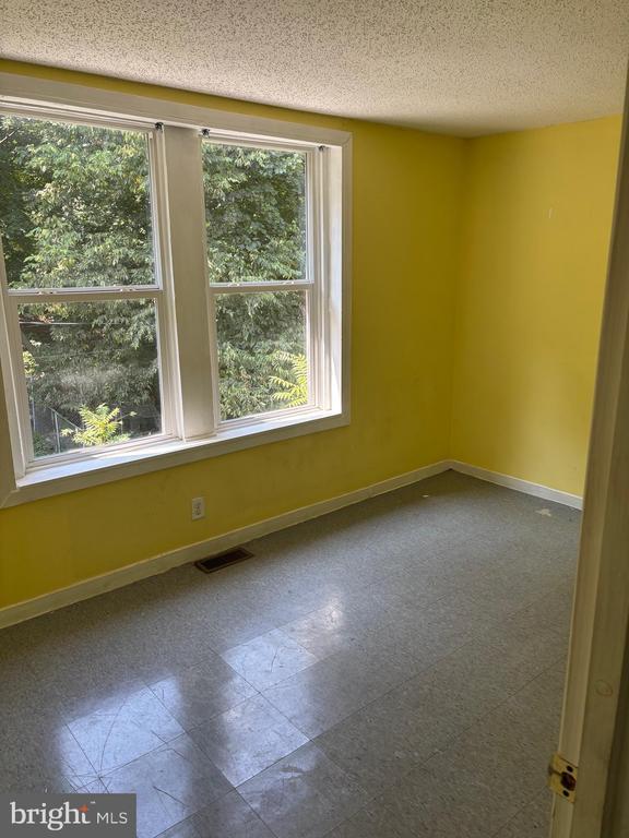 Building Photo - 416 E Oak St