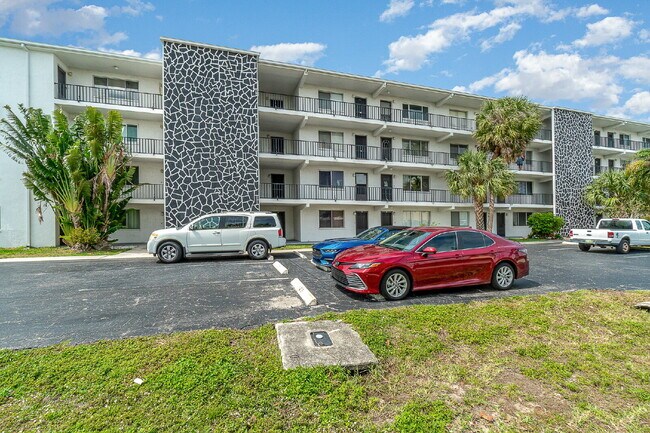 Building Photo - Move-In Ready 55+ Condo | 2BR/2BA | Granite Kitchen | Cape Coral