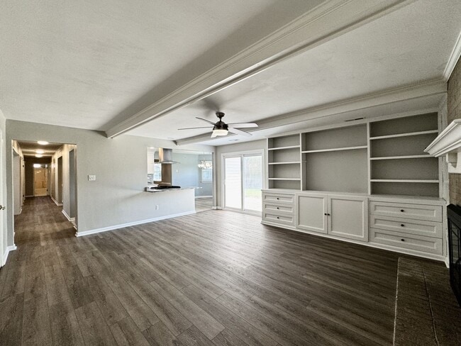 Building Photo - A Ranch Home In Great Neck!  Ready NOW!  P...