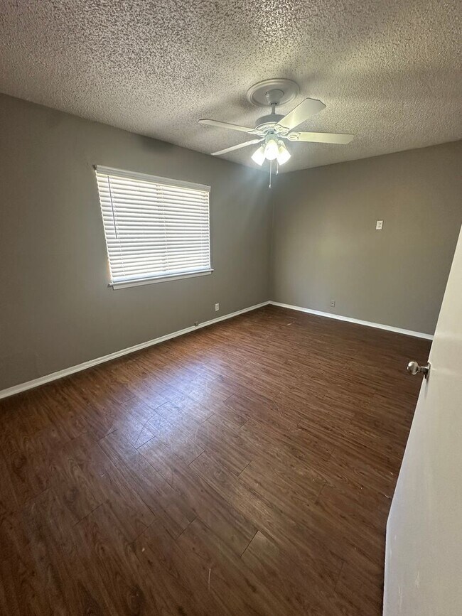 Building Photo - Brookview Duplex 6819