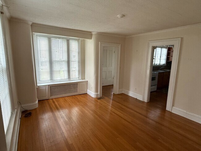 Building Photo - 63 Maple St
