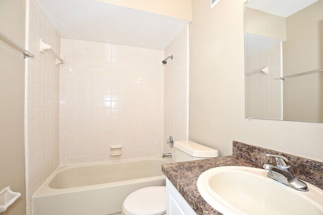 Building Photo - Beautiful 2/2 Condo with Full Lawn Care Included Located in Hawthorne Village – Orlando!