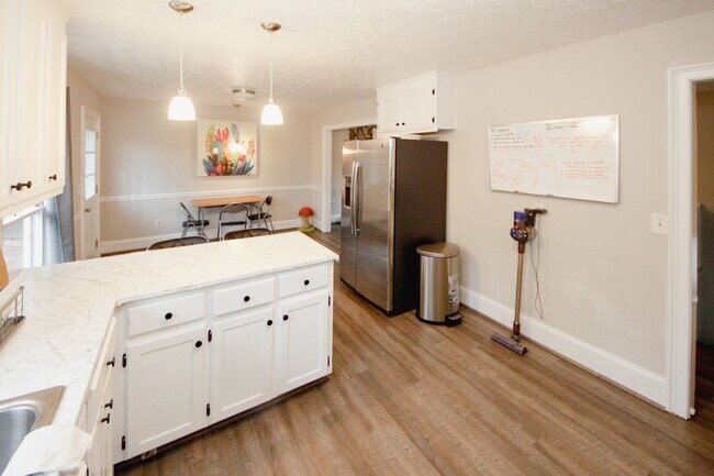 Building Photo - 1424 Shadowbrook Dr