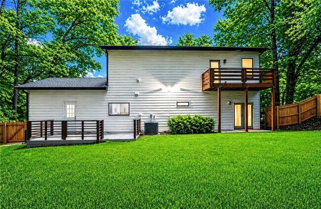 Building Photo - 3040 Valley Cir