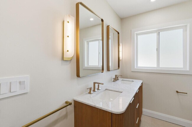 Building Photo - 6819 E Paradise Pkwy