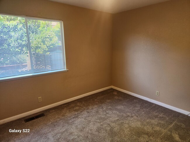 Building Photo - Beautiful 4 bedroom, 3 bathroom home locat...