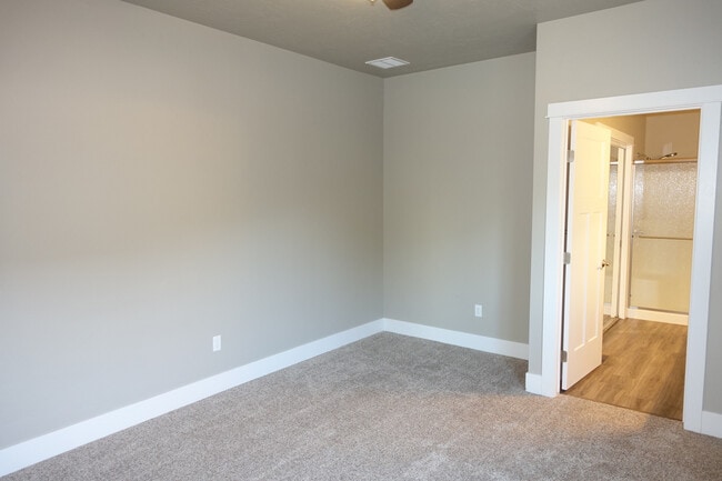 Building Photo - 3-Bedroom Home in Very Private Quiet Setting