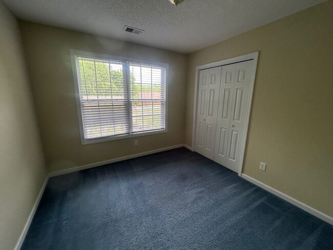 Building Photo - 208 Charles Towne Ct