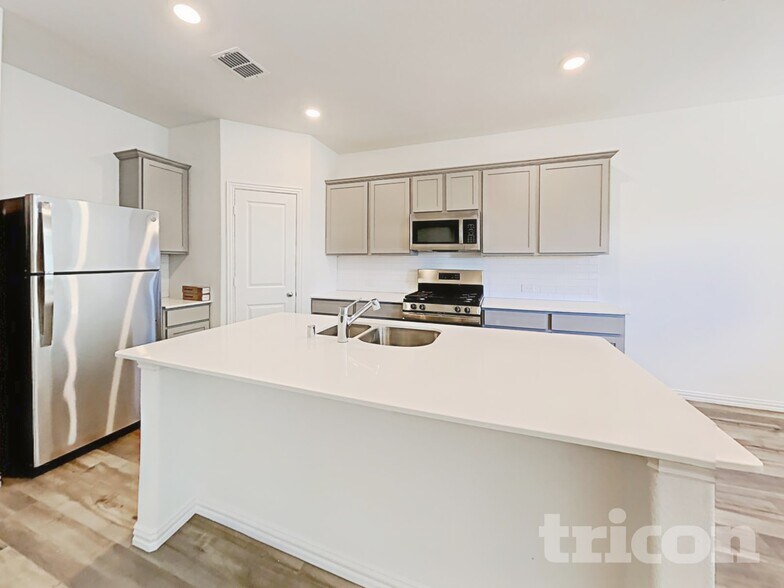 Building Photo - 5416 Montrose Dr