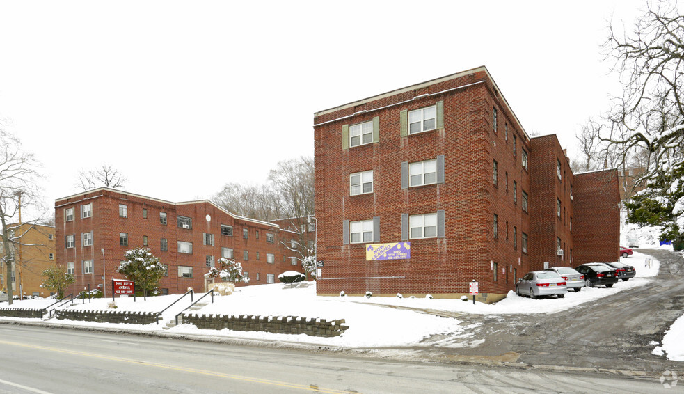 Primary Photo - Fifth Avenue Gardens