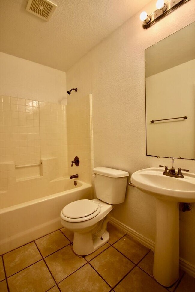 Building Photo - Stunning 3/2 Duplex in West Fort Worth — Granite Kitchen, Garage & Fenced Yard!
