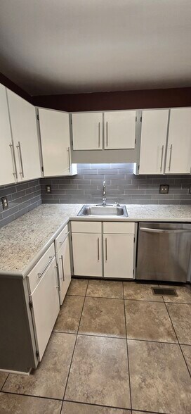 Building Photo - 2025A Stoneycreek Dr