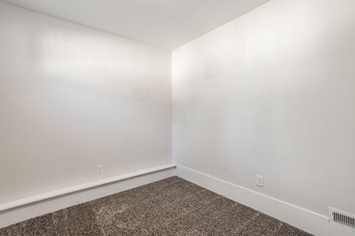 Building Photo - 818 E 50th St