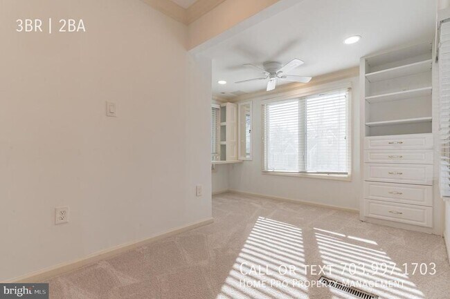 Building Photo - Arlington dulpex, top unit w/bacony overlo...