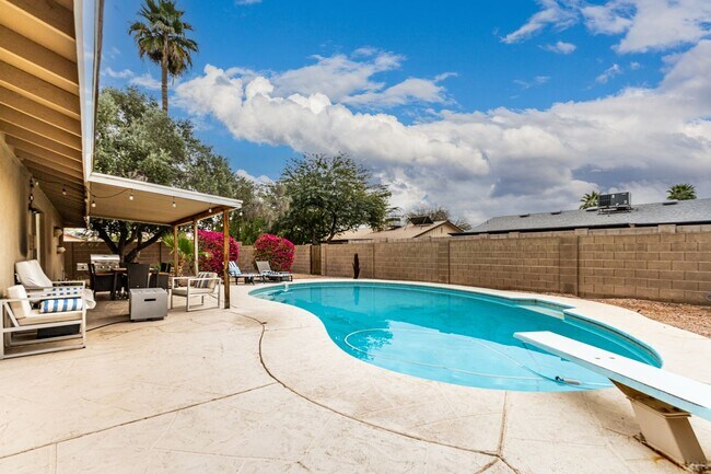 Building Photo - STUNNING 4 bed/2 bath Scottsdale Home- FURHISHED or UnFURNISHED