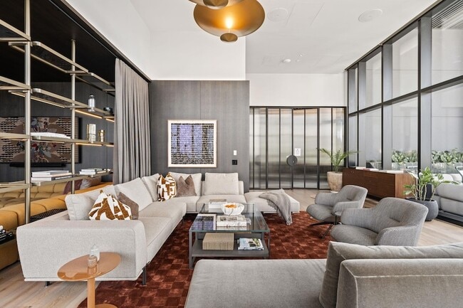 Building Photo - 610 Davis St