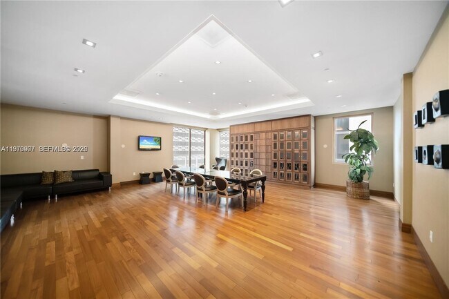 Building Photo - 1060 Brickell Ave