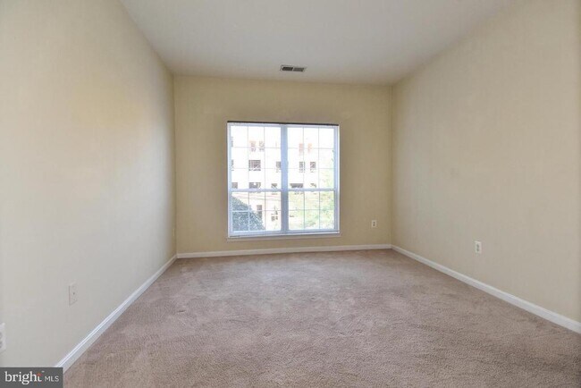 Building Photo - 4850 Eisenhower Ave