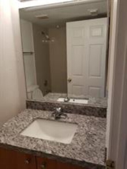 Building Photo - 2890 N Oakland Forest Dr