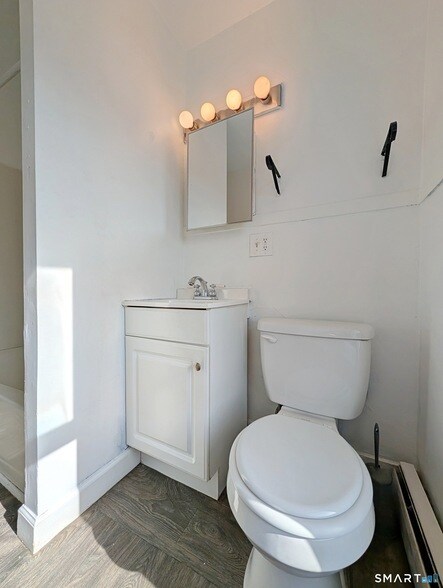 Building Photo - 102 Elm St