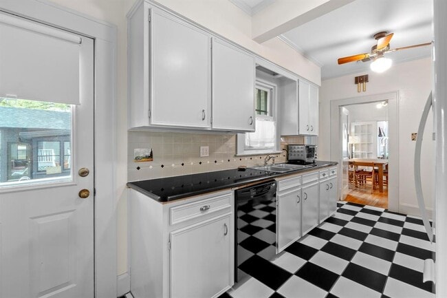 Building Photo - 205 W 32nd St
