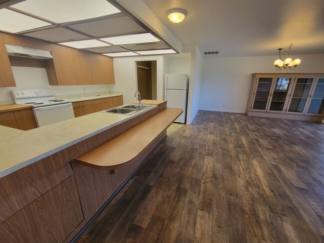 Building Photo - Spacious 3/2 Home Located in the Stanmar c...