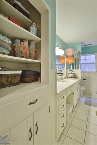 Building Photo - 2132 Sylvan Dr