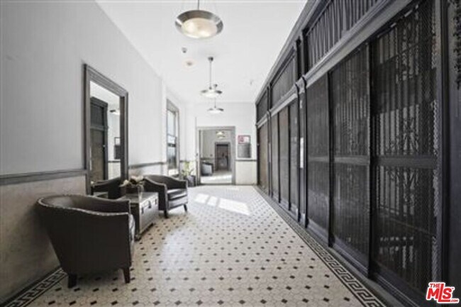 Building Photo - 108 W 2nd St