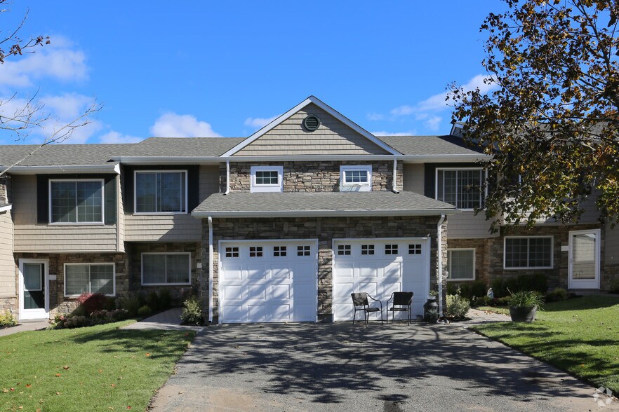 Fairfield Townhouses At Coram 5000 Townehouse Dr Coram NY 11727