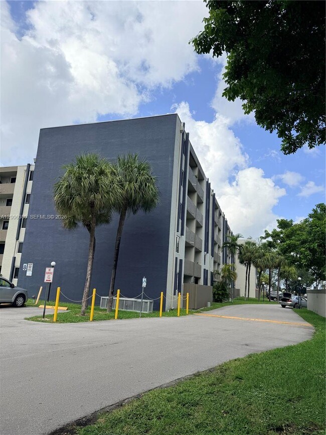 Building Photo - 10090 NW 80th Ct
