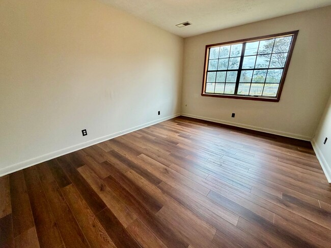 Building Photo - Duplex in Athens! Near Tanner High School.