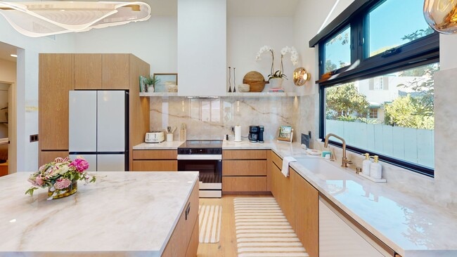 Building Photo - Elevated Living Fully Furnished