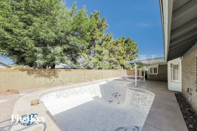 Building Photo - 10402 N 64th Ave