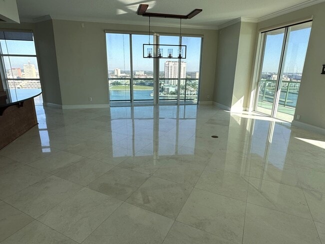 Building Photo - The Peninsula #1706