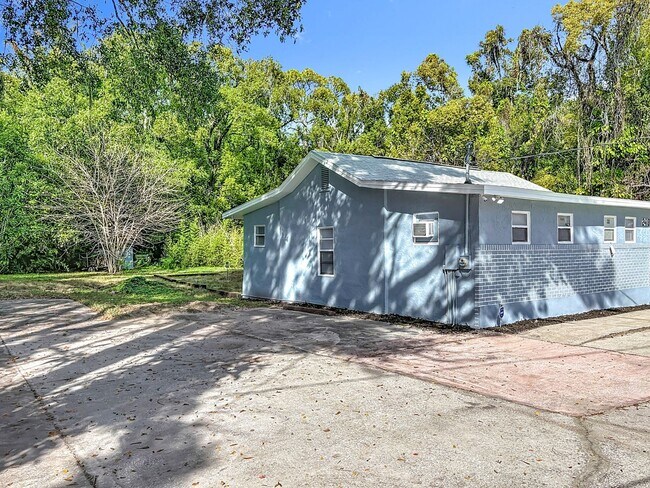 Building Photo - 2 bed/1.5 bath Single-Family Home on Large Lot in Sanford!