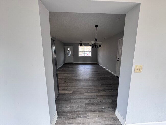 Building Photo - 1007 Cagle St NE