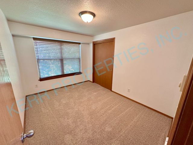 Building Photo - Spacious 3-Bed Oasis with 1.5 Baths in Portland – Your Next Home Awaits!