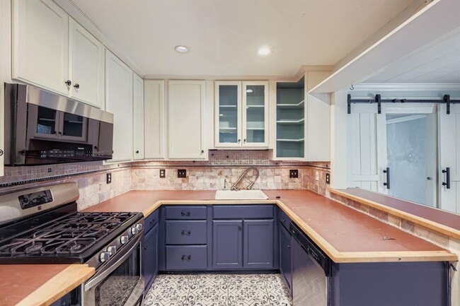 Building Photo - 1705 Kerr St