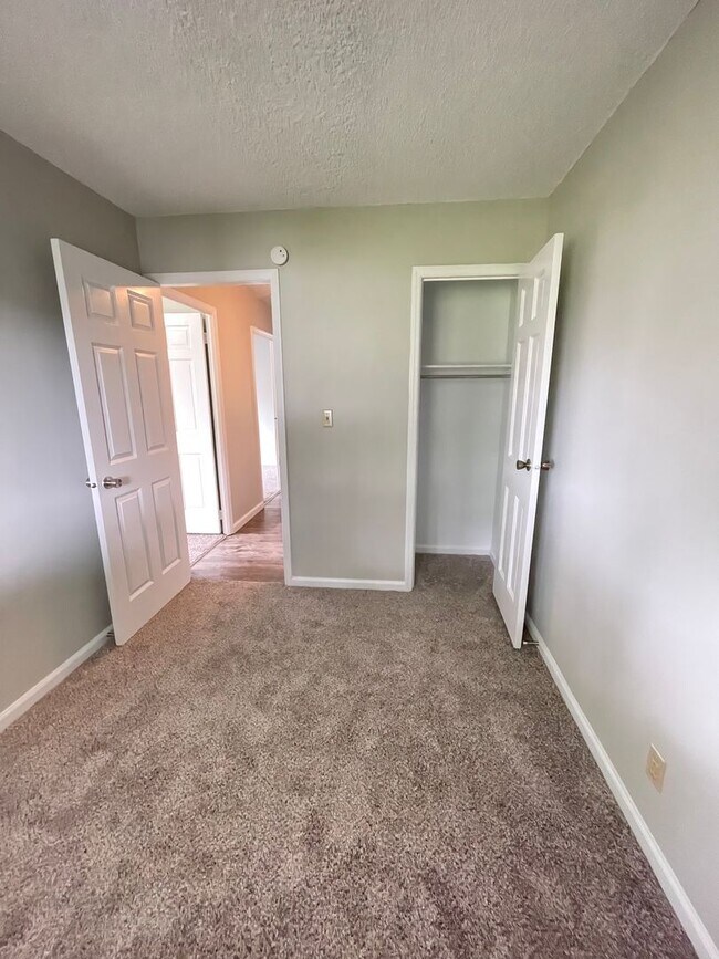 Building Photo - 4-Bedroom Home on the South Side - Available In May