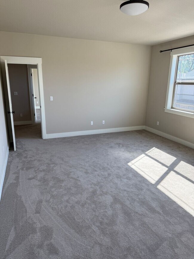 Building Photo - Single Family Home