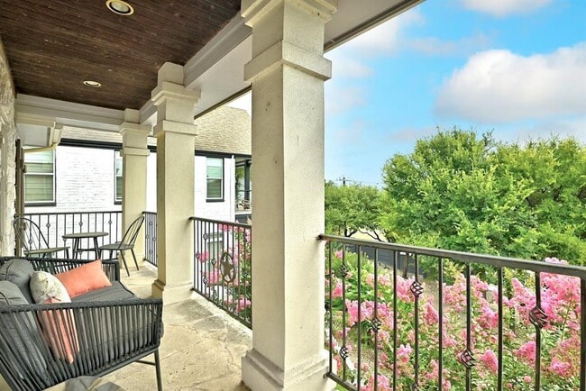 Building Photo - 1111 E Riverside Dr