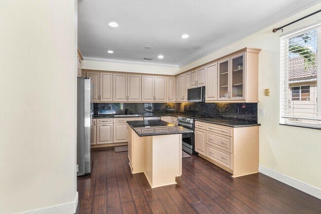 Building Photo - 1325 Camellia Cir