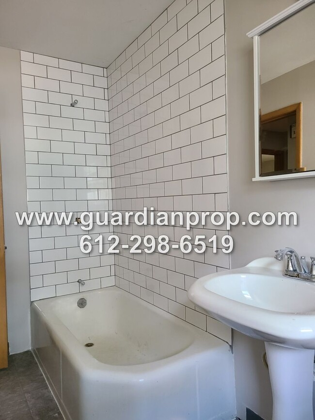 Building Photo - Updated House Near Hamline Available Septe...