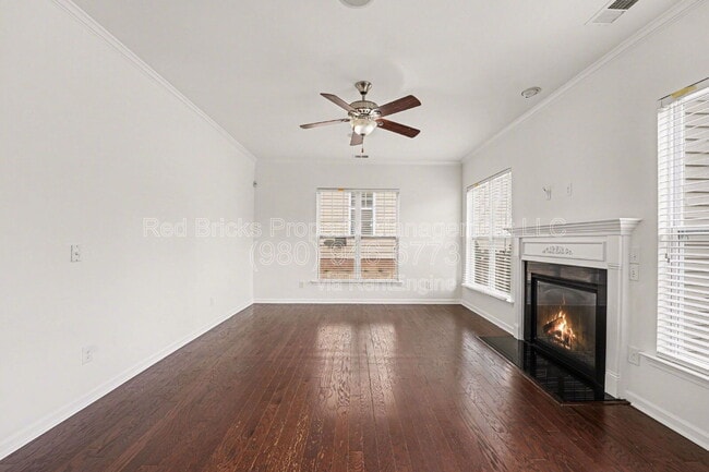 Building Photo - 1349 Middlecrest Dr NW