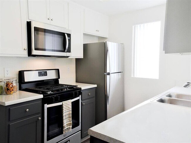 Hillside Village Kitchen - Hillside Village Apartments