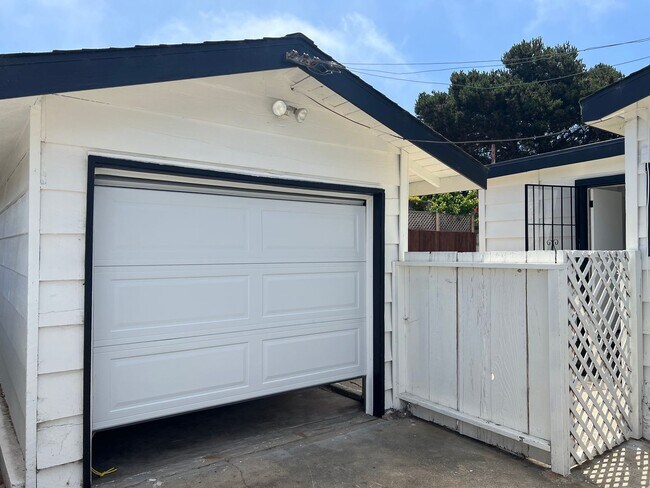 Building Photo - 3 Bedroom Home in Seaside