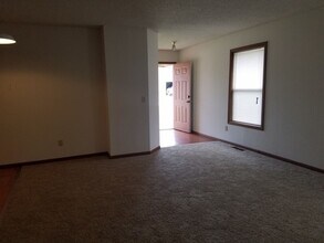 Building Photo - Great 3 Bed 2 Bath 2 Car Garage Flat Duple...