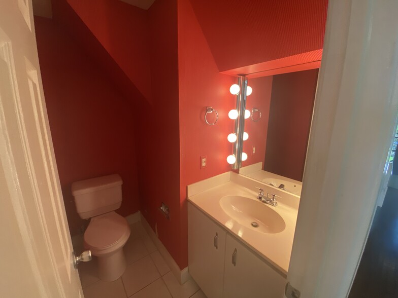 Building Photo - 2000 Fairview Ave