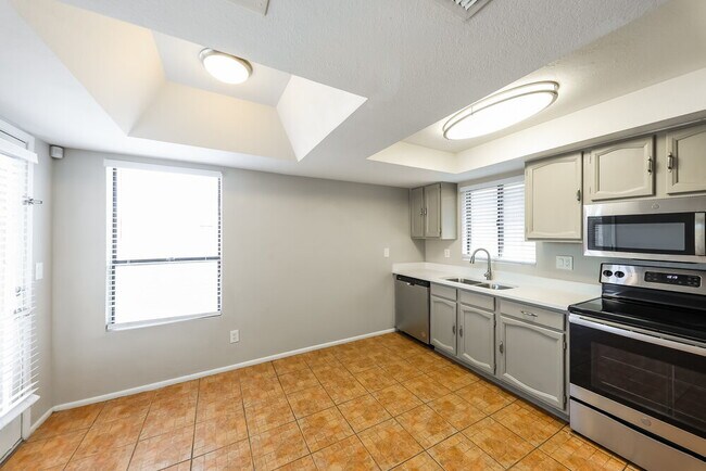 Building Photo - 6630 W Poinsettia Dr
